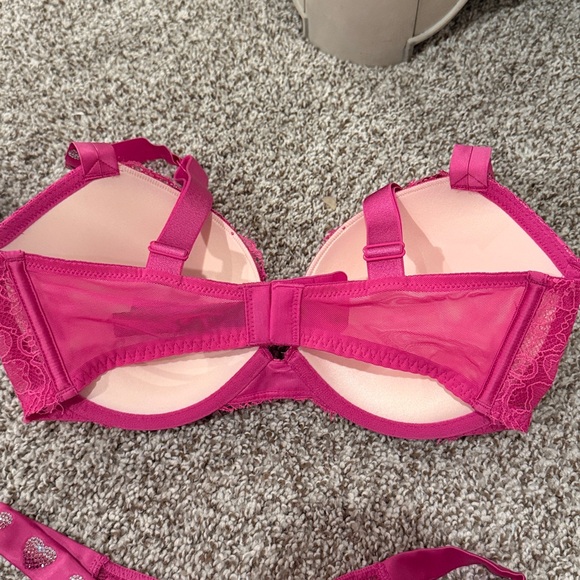 Victoria secret pink heart rhinestone setnew!! Bra is 32dd and panty is small - Picture 4 of 4